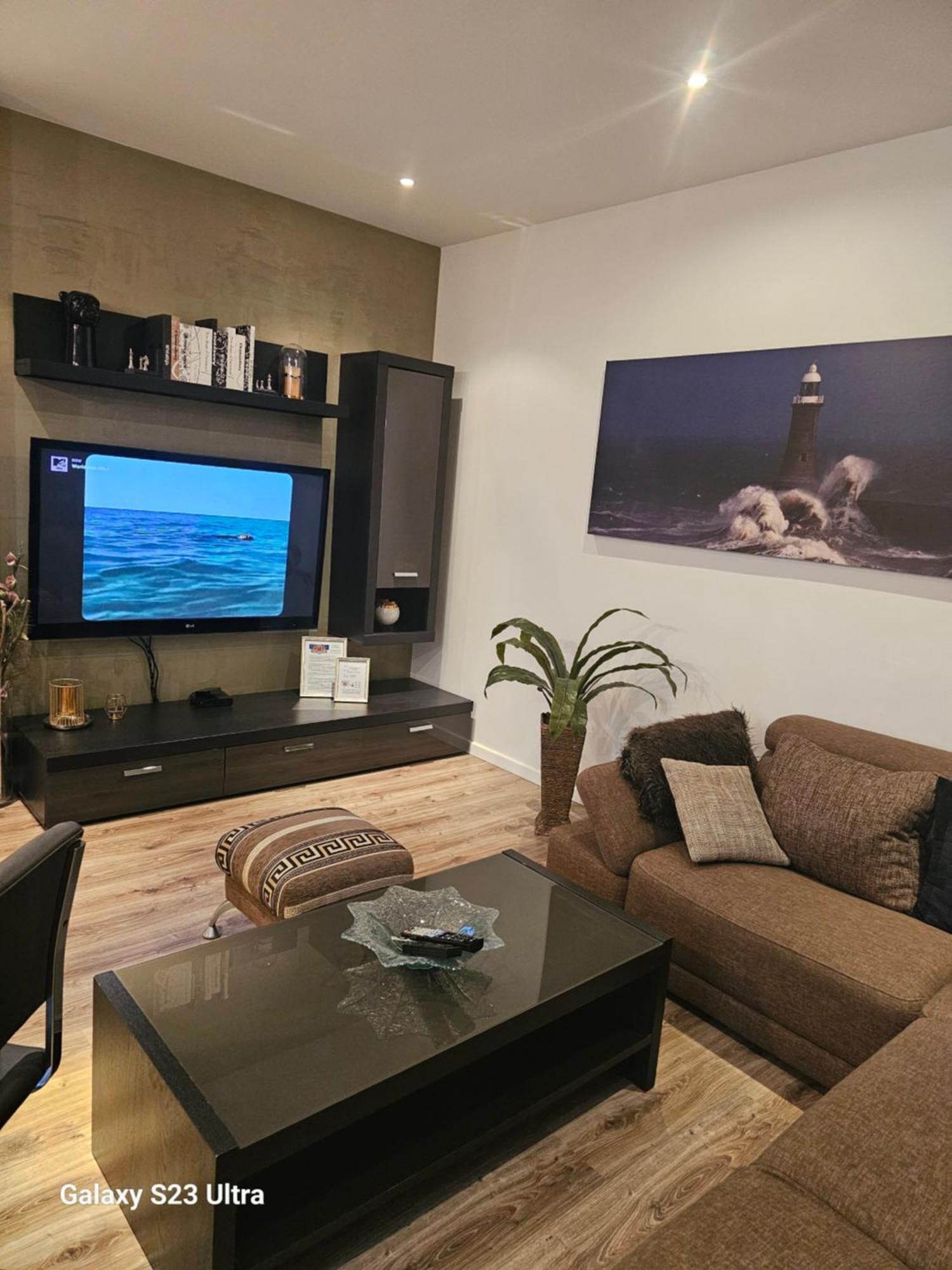 Modern 2 Bedroom Apartment In The City Centre Riga Esterno foto